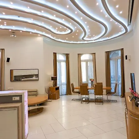 Prime Downtown Luxury Condo, Private Spa, Cinema, Patio Budapešť