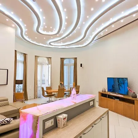 Lägenhet Prime Downtown Luxury Condo, Private Spa, Cinema, Patio Budapest