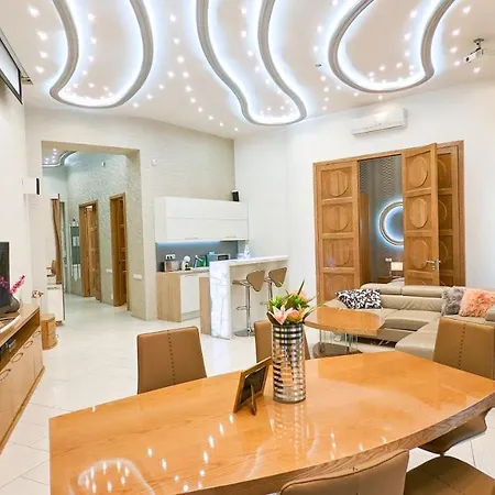 Prime Downtown Luxury Condo, Private Spa, Cinema, Patio Apartmán Budapešť