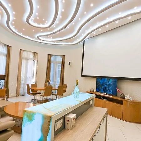 Lägenhet Prime Downtown Luxury Condo, Private Spa, Cinema, Patio Budapest