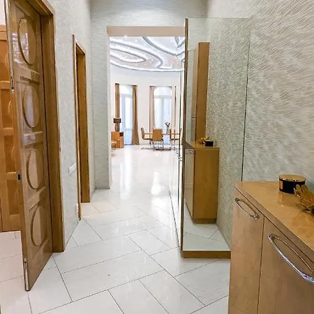 Prime Downtown Luxury Condo, Private Spa, Cinema, Patio *