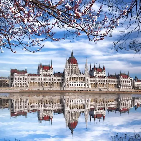 Prime Downtown Luxury Condo, Private Spa, Cinema, Patio Budapest
