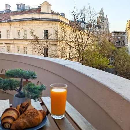 Prime Downtown Luxury Condo, Private Spa, Cinema, Patio Apartment Budapest