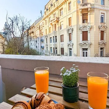 Prime Downtown Luxury Condo, Private Spa, Cinema, Patio * Budapešť