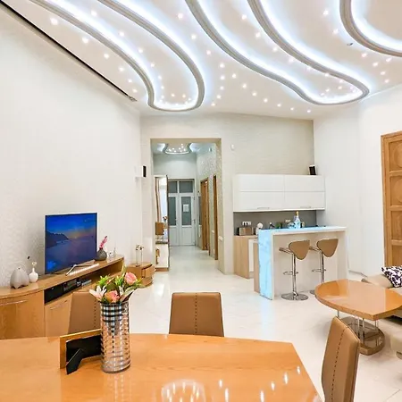 Lägenhet Prime Downtown Luxury Condo, Private Spa, Cinema, Patio Budapest