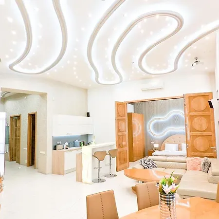 Prime Downtown Luxury Condo, Private Spa, Cinema, Patio * Budapest