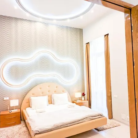 Prime Downtown Luxury Condo, Private Spa, Cinema, Patio * Budapešť