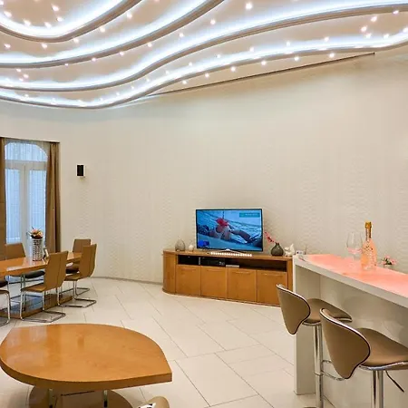 Prime Downtown Luxury Condo, Private Spa, Cinema, Patio