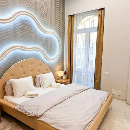 Prime Downtown Luxury Condo, Private Spa, Cinema, Patio Budapešť