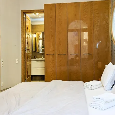 Prime Downtown Luxury Condo, Private Spa, Cinema, Patio
