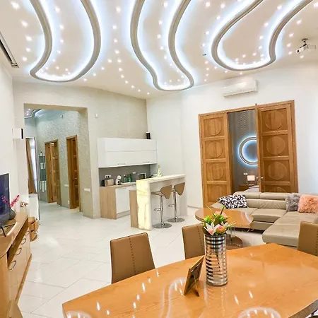 Prime Downtown Luxury Condo, Private Spa, Cinema, Patio Apartmán