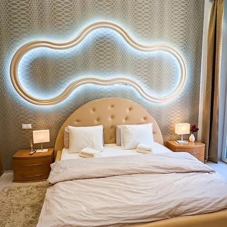 Prime Downtown Luxury Condo, Private Spa, Cinema, Patio Budapešť