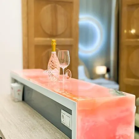 Prime Downtown Luxury Condo, Private Spa, Cinema, Patio Apartment Budapest