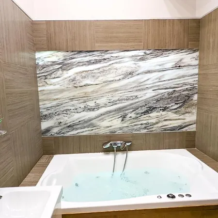 Apartmán Prime Downtown Luxury Condo, Private Spa, Cinema, Patio