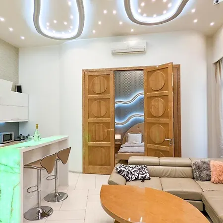 Prime Downtown Luxury Condo, Private Spa, Cinema, Patio Apartmán Budapešť