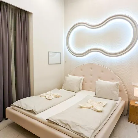 Prime Downtown Luxury Condo, Private Spa, Cinema, Patio * Budapešť