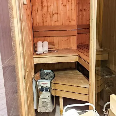 Prime Downtown Luxury Condo, Private Spa, Cinema, Patio Apartmán Budapešť