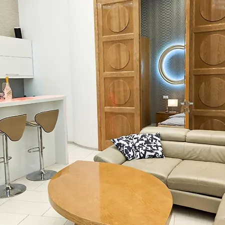 Prime Downtown Luxury Condo, Private Spa, Cinema, Patio Apartmán Budapešť