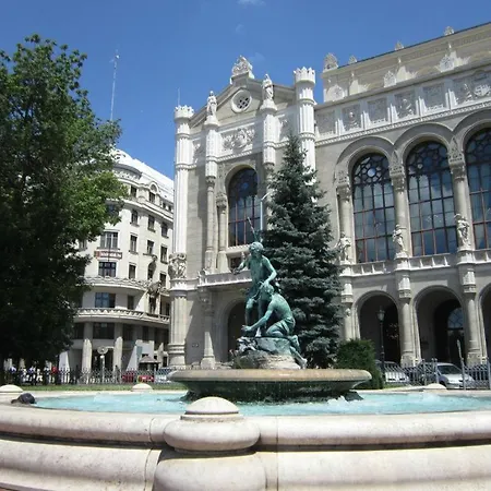 Prime Downtown Luxury Condo, Private Spa, Cinema, Patio * Budapest