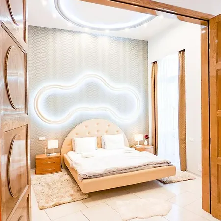 Prime Downtown Luxury Condo, Private Spa, Cinema, Patio * Budapešť