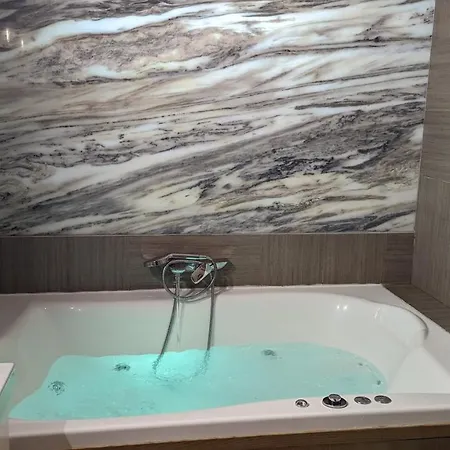 Prime Downtown Luxury Condo, Private Spa, Cinema, Patio *